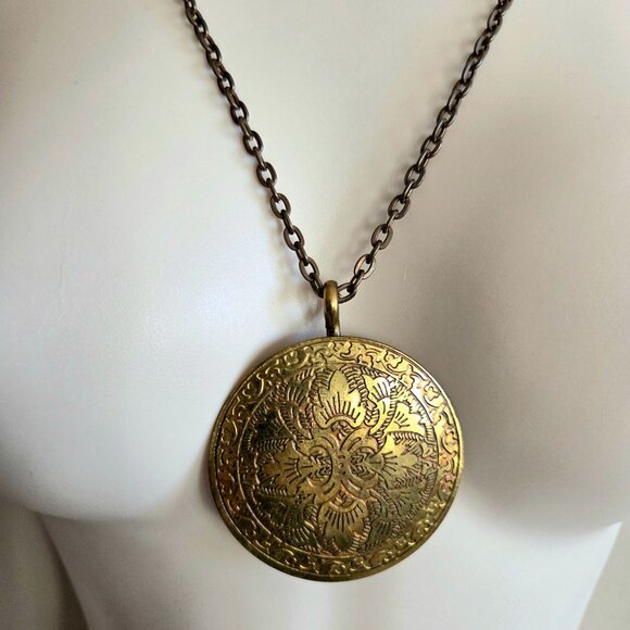 Large round brass pendant with long chain. - Picture 5 of 6